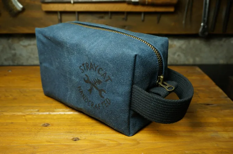 Kulturbeutel in Denim Blue mit Siebdruck-Logo.