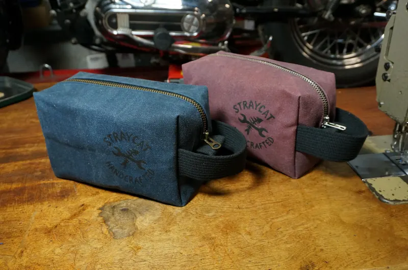 Kulturbeutel in Denim Blue und Dusty Rose nebeneinander.