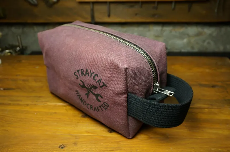 Kulturbeutel in Dusty Rose mit Siebdruck-Logo.