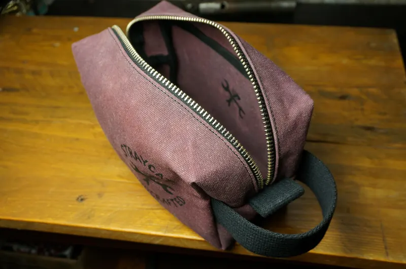 Geöffneter Kulturbeutel in Dusty Rose.